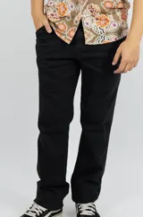 Pantalón jean negro de corte recto con bolsillos rectangulares frontales y traseros.