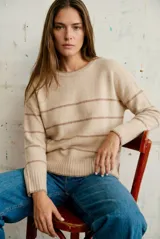 Sweater de punto con diseño a rayas horizontales en tonos beige y marrón, de cuello redondo y manga larga con puños acanalados.