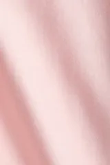 Camisa oversize de manga larga en mezcla de viscosa, color rosado claro. Cuenta con cuello camisero clásico, cierre frontal con botonadura oculta y canesú en la espalda. Presenta hombros caídos, puños anchos y bajo recto con aberturas laterales.