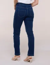 Jegging de denim azul oscuro con tiro medio-alto, cintura elástica ancha y pierna sutilmente entallada con terminación bootcut. Cuenta con bolsillos delanteros simulados y bolsillos aplicados en la parte trasera.