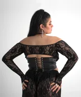 Top de lycra color borgoña con estampado floral y mangas largas de tul con orificios para los pulgares.