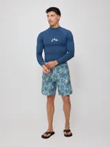 Short de baño Rusty con estampado de motivos botánicos y puntos amarillos sobre fondo azul. Cuenta con cintura elástica con cordón de ajuste y bolsillo lateral.