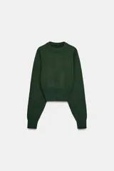 Jersey corto de punto liso, con cuello redondo y manga larga. Presenta un diseño cropped con acabados en rib en cuello, puños y ruedo.