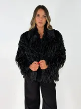 Chaqueta de textura peluda con flecos, de corte recto y manga larga, ideal para un look texturizado.