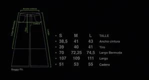 Pantalon baggy-flared de denim negro con efecto gastado, diseño desmontable con cierres horizontales en las piernas. Presenta múltiples parches de refuerzo, apliques metálicos, ojales decorativos y correas ajustables en los tobillos. Incluye un cinturón textil con tachas.