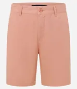 Bermuda masculina de sarga en color blanco, con cierre frontal de botón y cremallera, trabillas para cinturón y bolsillos laterales.