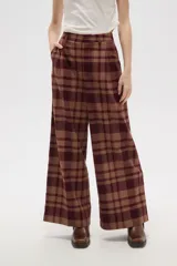 Pantalon de corte recto y tiro alto, con estampado de cuadros en tonos marrones y bordó. Presenta bolsillos laterales y cierre frontal.