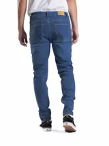 Pantalón de jean corte slim fit, color azul clásico, con cierre de botones y bolsillos laterales y traseros.