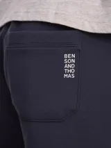 Pantalón tipo jogger color azul marino, con cintura elástica ajustable mediante cordón y puños elásticos en los tobillos.