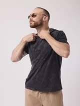 Remera de algodón color negro con efecto nevado.