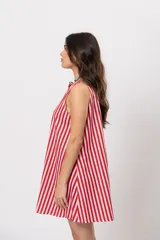 Vestido corto sin mangas de silueta acampanada, con cuello cerrado y diseño de rayas verticales rojas y blancas.