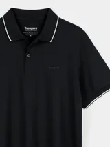Remera tipo polo negra de algodón, con cuello y borde de mangas con línea blanca.
