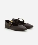 Zapatilla tipo bailarina Satinato de cuero negro, con punta cuadrada, tacón bajo y tira en el empeine con hebilla metálica dorada grande.