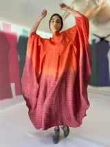 Poncho de seda pintada a mano, con diseño desestructurado y ajuste en el cuello.