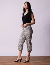 Pantalón capri de gabardina elastizada estampada, marca Zac & Rachel, con pretina ancha elastizada.