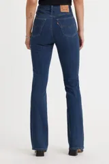 Jeans de tiro alto, ajustados en cadera y muslos, con pierna acampanada.