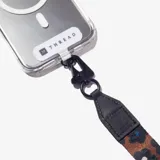 Correa para teléfono con estampado de flores marrones y azules.