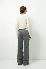 Pantalón de jean negro de corte ancho y tiro alto, con cordón ajustable en la cintura.