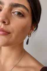 Aros colgantes de acero quirúrgico plateado con dije de piedra natural rosa en forma de lágrima.