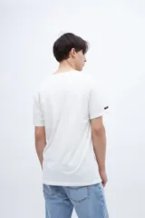 Remera negra de algodón con cuello redondo y manga corta. Estampado central en tono celeste/azul claro que simula corales o algas marinas dentro de un círculo, con el texto "1956" arriba y "Good Times With Your People" abajo.