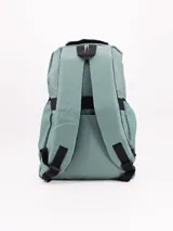 Mochila de tela color verde menta, con dos compartimentos frontales con cierre y asa superior de agarre.