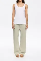 Pantalón vaquero de corte wide leg en color verde claro. Presenta un diseño de tiro medio con cierre frontal de botón y cremallera, además de cinco bolsillos clásicos.