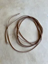 Gargantilla tipo choker con cordón fino color verde oliva y dije tubular de plata 925.