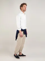 Camisa popelín celeste de manga larga con corte slim fit, cuello italiano y logo bordado en el pecho.