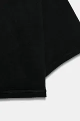 Camiseta corta de cuello redondo y manga corta, con diseño holgado y color negro.