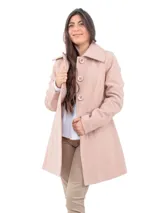 Tapado de paño color rosado, de corte clásico con cuello camisero, cierre frontal con botones grandes y bolsillos laterales.
