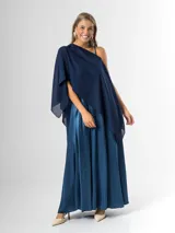 Capa azul marino confeccionada en gasa liviana, con corte holgado y escote tipo bote.