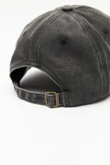 Gorra tipo baseball de color gris oscuro con efecto lavado, confeccionada en algodón con costuras reforzadas en la visera y ojales bordados.