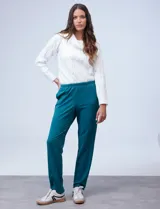 Pantalón jogger de algodón color verde con pretina elastizada.