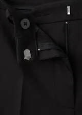 Pantalon de vestir negro de corte recto y tiro medio, con trabillas, bolsillos laterales y bolsillos de ribete en la parte posterior.