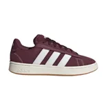 Championes Adidas Grand Court Alpha 00s de color bordó, confeccionados en gamuza con las clásicas tres tiras laterales en blanco y suela de goma color tostado.
