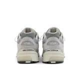 Championes New Balance modelo 992 de diseño unisex, confeccionados con superposiciones de gamuza y paneles de malla en tonos de gris. Cuentan con tecnología de amortiguación ABZORB en el talón y el antepié para absorber impactos, entresuela ENCAP para mayor estabilidad y suela de goma NDurance de alta durabilidad.