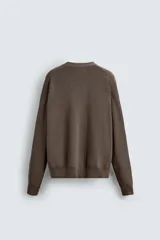 Cárdigan de hombre color negro, de corte regular fit, tejido en estructura compacta, con cuello pico, manga larga y cierre frontal de botonadura.