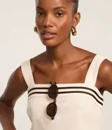 Blusa cropped de viscosa y lino color crudo, con breteles anchos, escote cuadrado y detalle de rayas horizontales en el busto.