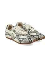 Sneakers Hush Puppies modelo Storm con estampado de piel de serpiente en tonos beige y negro, con detalles de ribetes en color verde oscuro y suela de goma marrón.