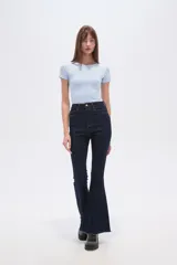 Pantalon de jean estilo oxford de tiro alto, con costuras frontales verticales y ruedo deshilachado.