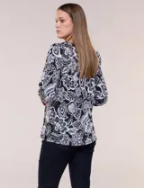 Blusa de manga tres cuartos abullonada, con escote bote y estampado floral en tonos negros y blancos.