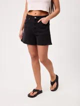 Bermuda de jean negro de tiro alto, corte regular y diseño clásico con bolsillos delanteros y traseros.