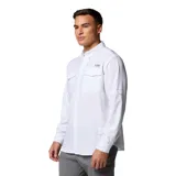 Camisa de manga larga Columbia para hombre, diseñada para actividades al aire libre y pesca. Presenta cuello clásico con cierre a presión, dos bolsillos frontales con solapa, mangas enrollables con trabillas y aberturas de ventilación. Confeccionada con tecnología de repelencia a manchas y agua.