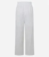 Pantalón recto de laise blanco con textura de perforaciones, cintura elástica con cordón ajustable y bolsillos laterales.