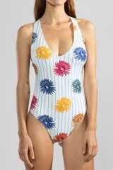 Malla enteriza blanca con estampado de flores de colores y rayas verticales celestes.