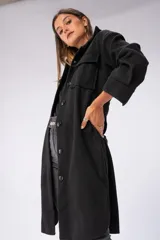Tapado negro con cuello solapa, cierre frontal con botones y bolsillos de parche.