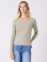 Buzo de tejido fino con escote en V y mangas tres cuartos. Presenta un diseño liso y entallado, ideal para un look casual y versátil.