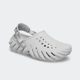 Zuecos Crocs modelo Echo Clog, color gris, de diseño futurista con aberturas de ventilación, suela esculpida y correa ajustable en el talón.