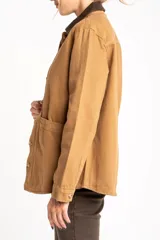 Sobrecamisa color camel de algodón con cuello marrón de cuero sintético, cierre frontal con botones, bolsillos de parche y corte recto.