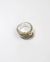 Anillo de plata 925 con dublé de oro y circonias blancas.